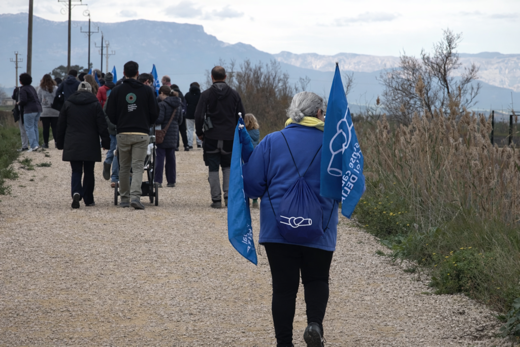 Membres de la Plataforma en Defensa de l'Ebre durant un acte reivindicatiu al Delta de l'Ebre amb el riu al fons.