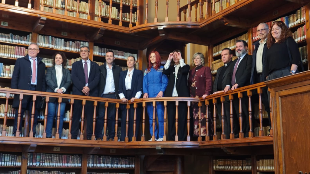 Conselleres de la Generalitat, autoritats i l'astronauta Sara García Alonso a la biblioteca del Col·legi Sagrada Família de Tortosa.