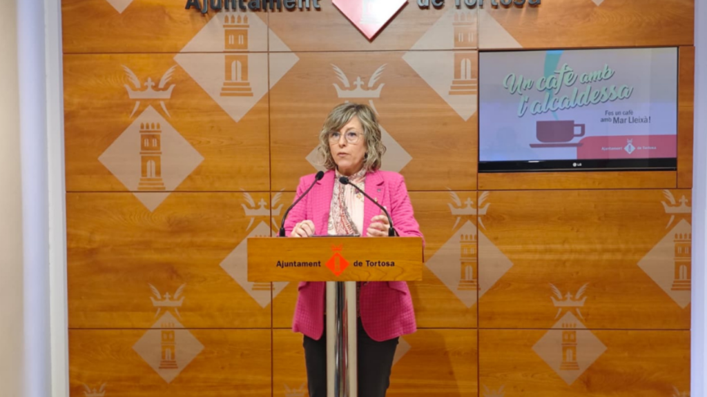 Mar Lleixà, alcaldessa de Tortosa, durant la presentació del programa de proximitat Un cafè amb l'alcaldessa a la sala de premsa municipal.