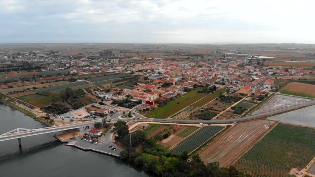 Vista aèria del municipi de Sant Jaume d'Enveja amb el riu Ebre i el pont Lo Passador al primer pla.