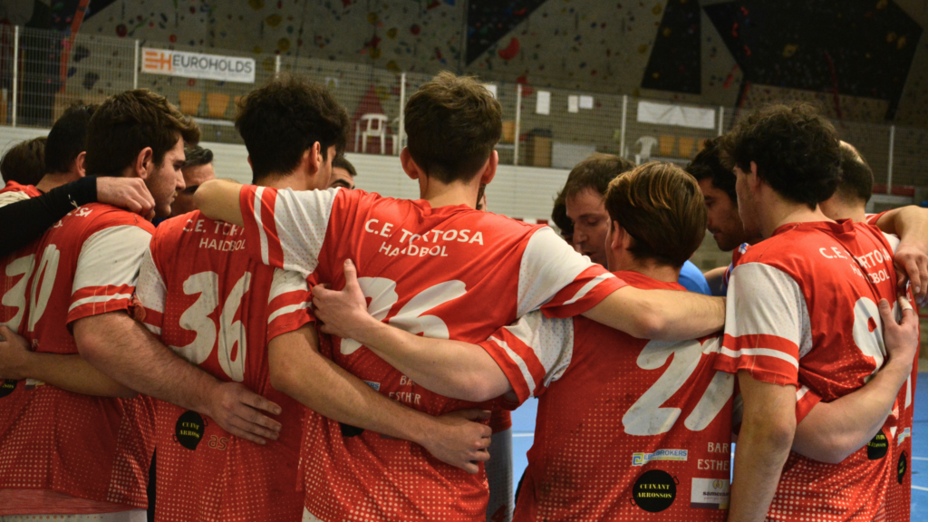 Jugadors del CE Tortosa Handbol fent pinya durant un partit a Tortosa, Baix Ebre.