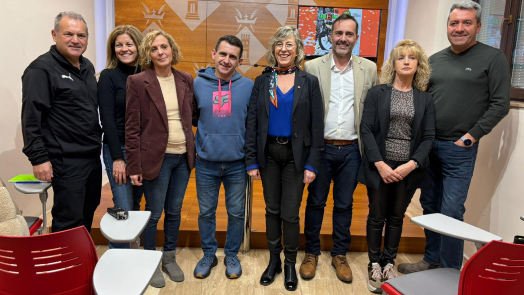 Representants de l'Ajuntament de Tortosa i del Club Esportiu Montaspre en la presentació de l'EnduBítem a les Terres de l'Ebre.