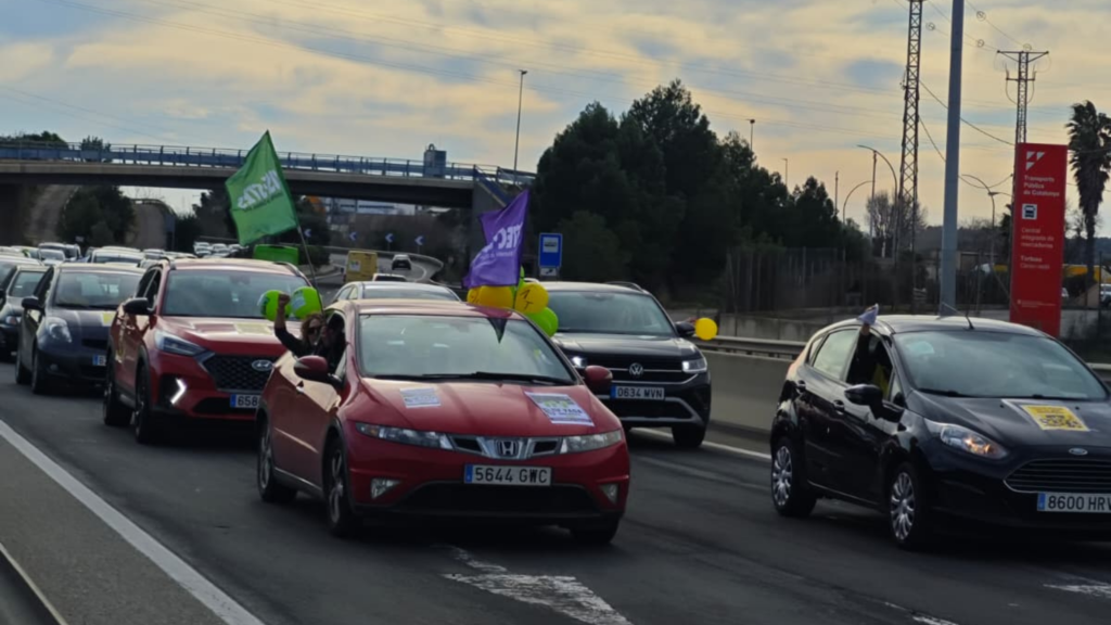 Cua de vehicles amb banderes i cartells reivindicatius en una marxa lenta per la carretera C-42 a l'entrada de Tortosa, Baix Ebre.