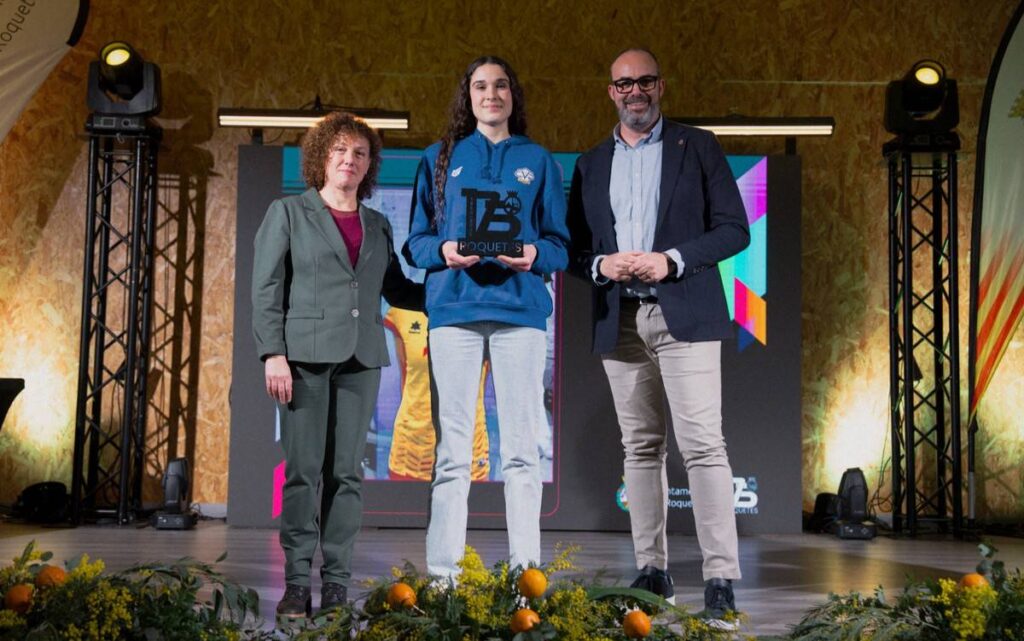 Júlia Vilar rep el premi a l'esportista de l'any durant la gala dels Premis Esportius Ciutat de Roquetes al Baix Ebre.