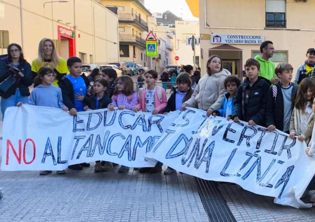 Concentració de famílies i alumnes de l'Escola Horta Vella de la Ràpita contra el tancament d'una línia educativa al Montsià.