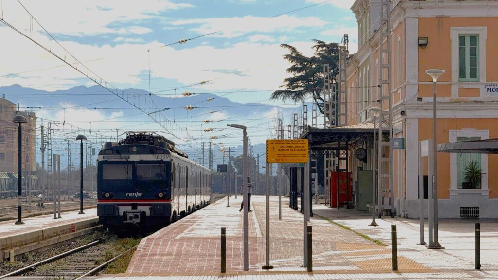 Tren de Renfe aturat a l'estació de Móra la Nova a la Ribera d'Ebre.