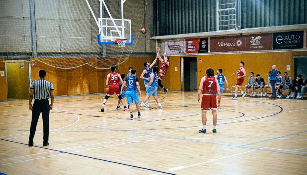Jugadors del CB Cantaires Tortosa i el CB Vila-seca disputant un partit de bàsquet al pavelló municipal de Vila-seca, al Tarragonès.