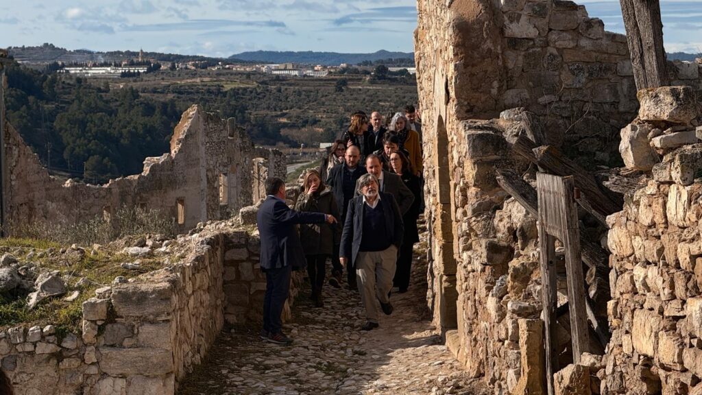 Conseller Ramon Espadaler i la directora Marta Brú visitant les ruïnes del Poble Vell de Corbera d'Ebre, Terra Alta.