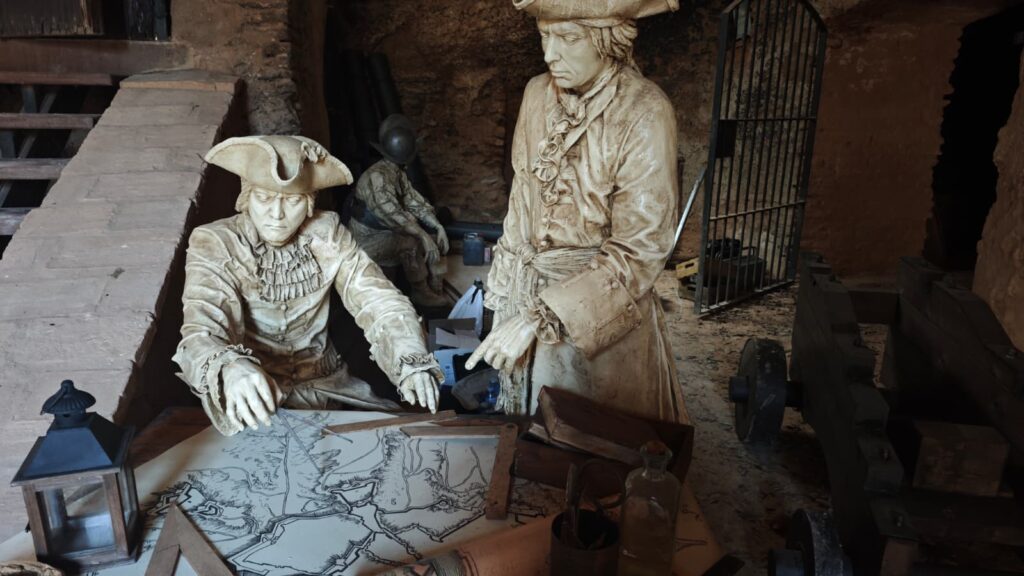 Escultures de soldats i plànols històrics a les Avançades de Sant Joan de Tortosa, Baix Ebre.