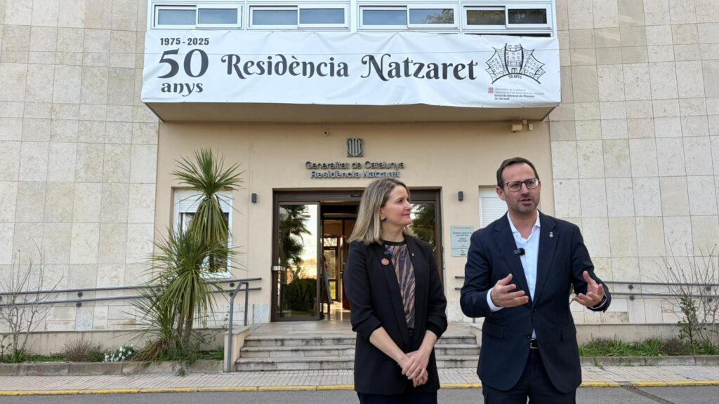 L'alcalde Ruben Biarnés i la consellera Mònica Martínez Bravo davant la Residència Natzaret a Móra d'Ebre, Ribera d'Ebre.