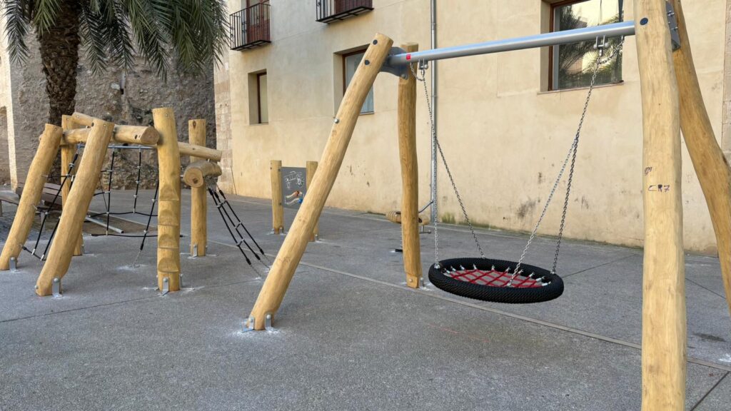 Nous jocs infantils de fusta a la plaça dels Dolors de Tortosa, integrats al nucli antic de les Terres de l'Ebre.