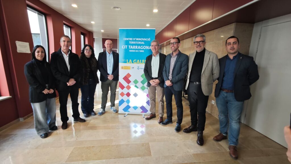 Representants institucionals davant el roll-up del Centre d’Innovació Territorial CIT Tarragona a la Galera, Montsià.