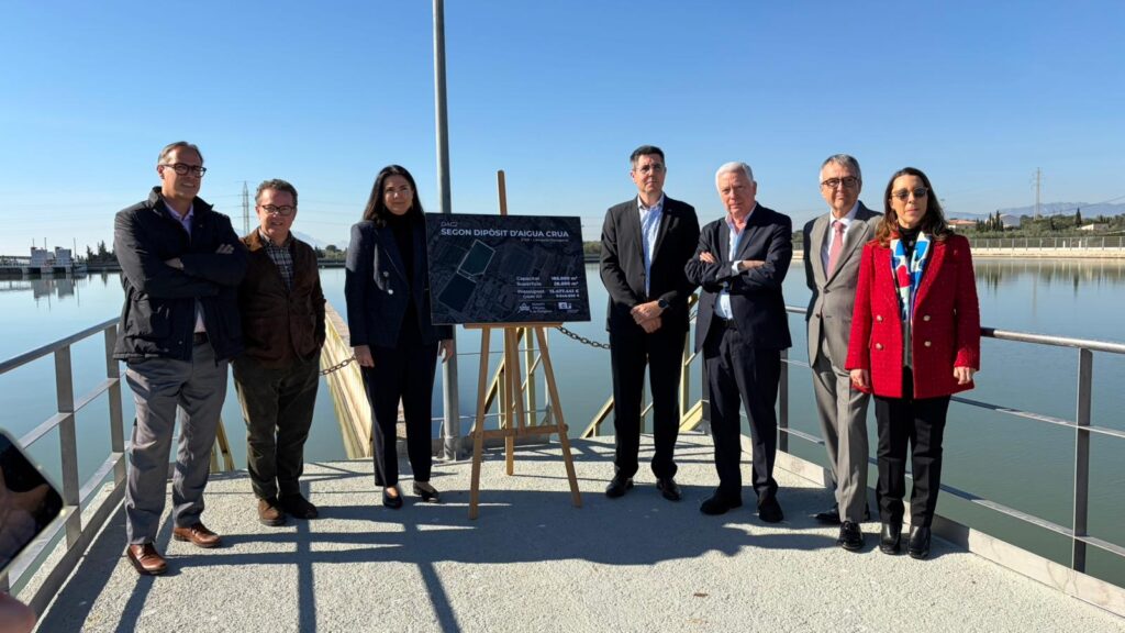 Representants del CAT i de l'ICF davant del panell del projecte del segon dipòsit d'aigua crua a l'ETAP de l'Ampolla, Baix Ebre.