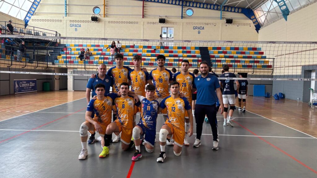 Jugadors i cos tècnic del Club Voleibol Roquetes a la pista del pavelló del Cisneros a Tenerife.