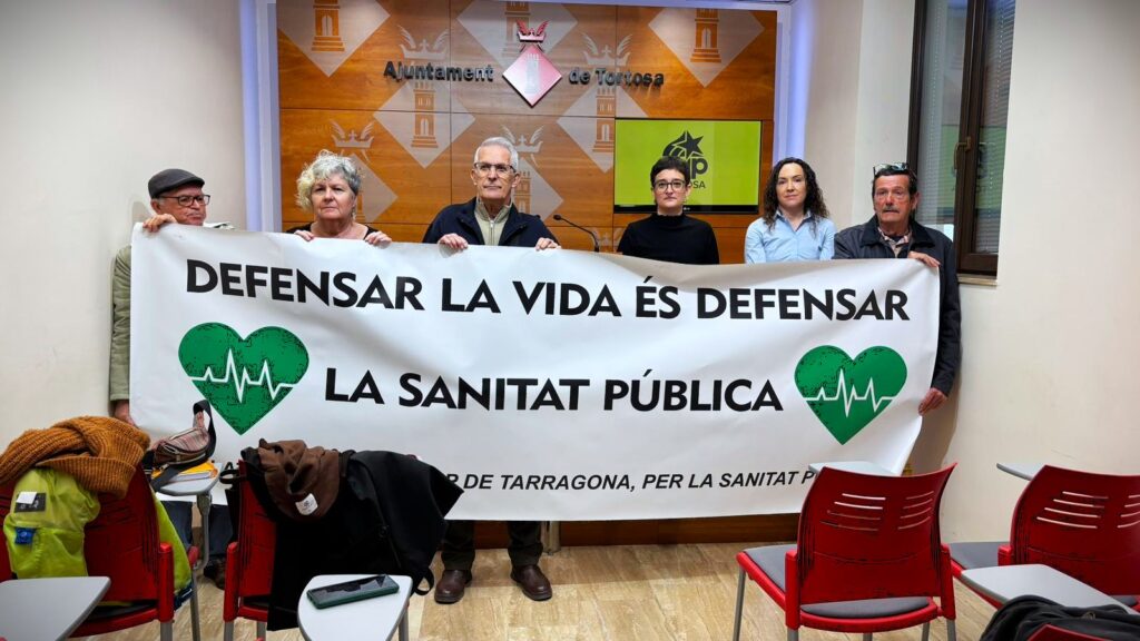 Representants de la CUP Tortosa i plataformes sanitàries amb una pancarta en defensa de la sanitat pública a l'Ajuntament de Tortosa.