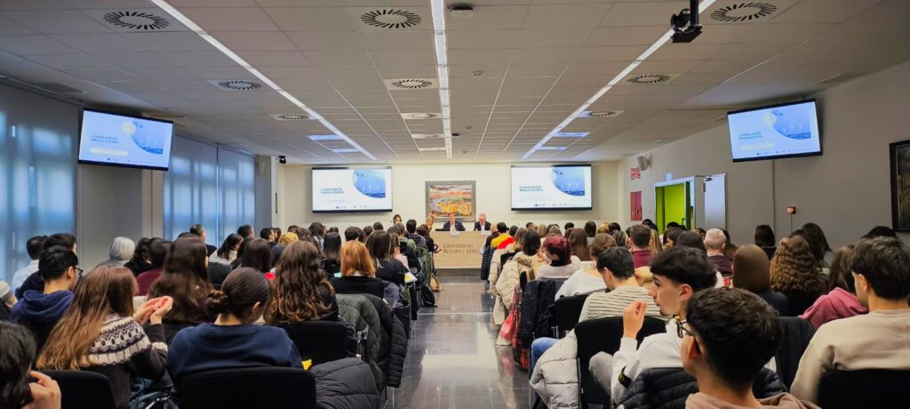 Aula magna Federico Mayor Zaragoza plena durant les XVI Jornades d'Educació al Campus Terres de l'Ebre de la URV a Tortosa.