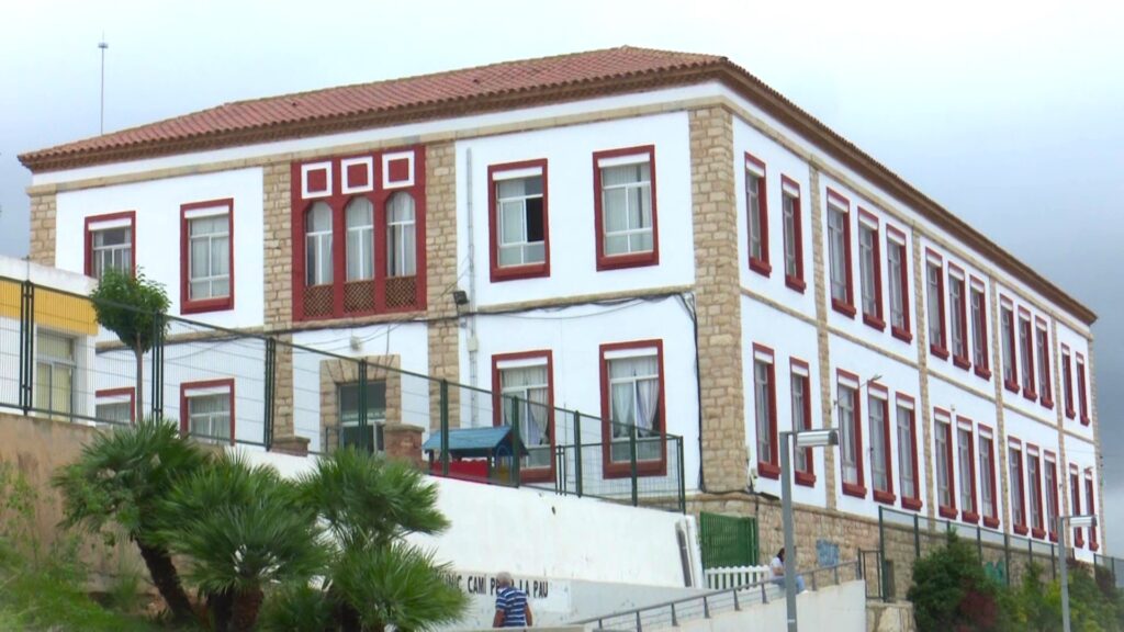 La Generalitat aprova els estudis previs per a la remodelació integral de l’edifici històric de l’Escola Carles III de la Ràpita Façana principal de l'edifici històric de l'Escola Carles III a la Ràpita, comarca del Montsià.