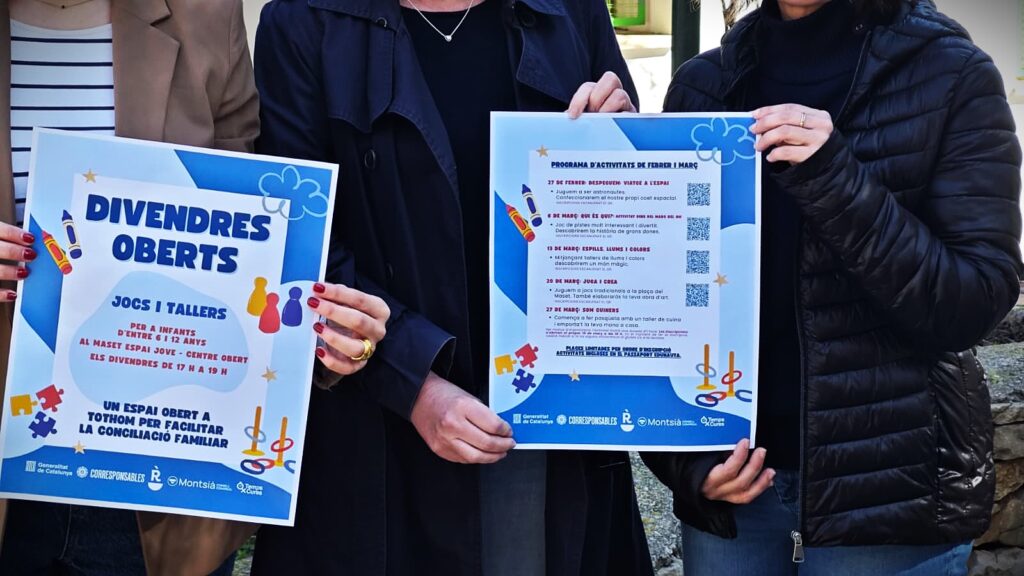 Representants institucionals de la Ràpita mostrant el cartell dels Divendres Oberts al Montsià.