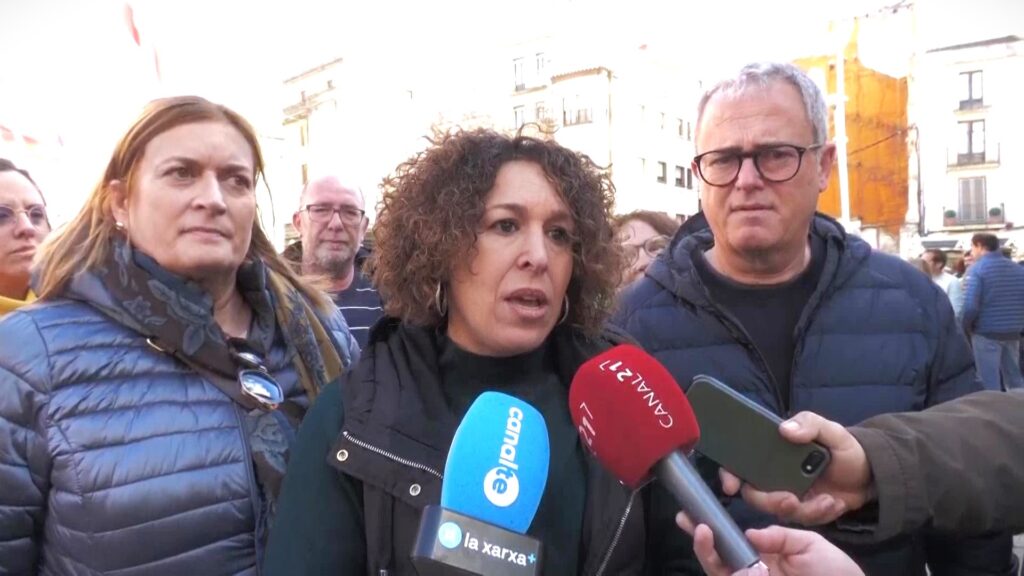 Norma Pujol d'Esquerra Republicana fent declaracions als mitjans de comunicació a Tortosa sobre la vaga d'educació.