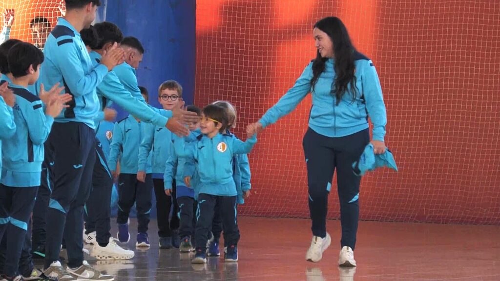 Presentació oficial del Club Esportiu Futsal Tortosa amb jugadors i equips al pavelló de Tortosa, Baix Ebre.