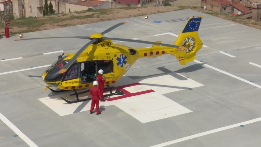 Helicòpter groc del SEM medicalitzat a la base de Móra d'Ebre, Terres de l'Ebre.