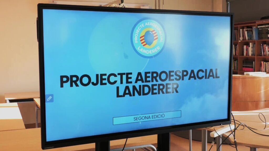 Pantalla digital amb el logotip i el títol del Projecte Aeroespacial Landerer en una biblioteca d'un centre educatiu a Tortosa, Terres de l'Ebre.