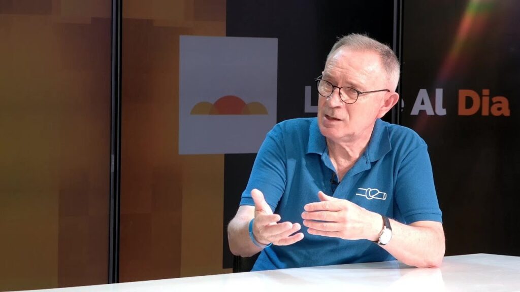 Manolo Tomàs durant una entrevista al plató de Canal Terres de l'Ebre