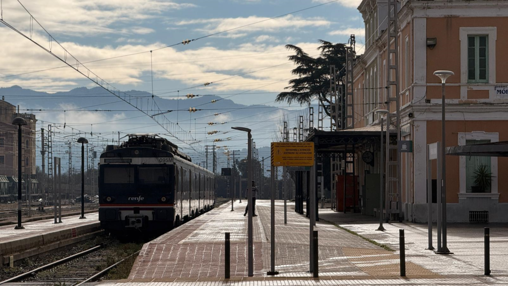 Tren de la línia R15 de Renfe aturat a l'estació de Móra la Nova, Ribera d'Ebre.