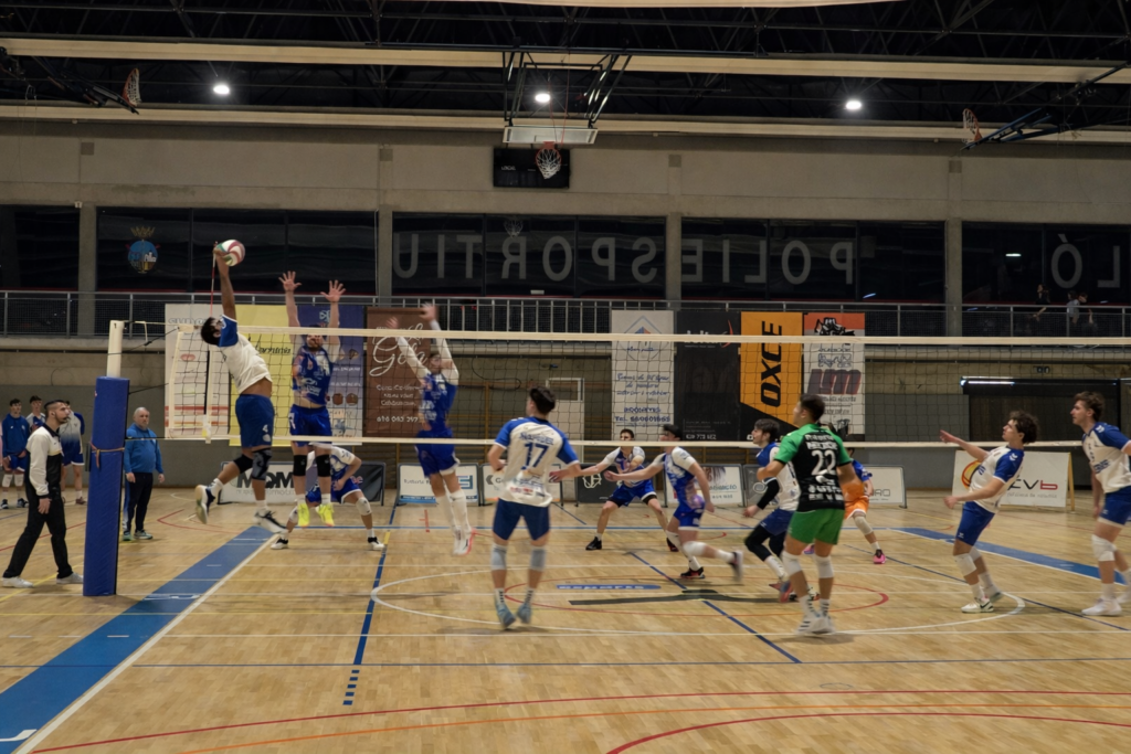Jugadors del CB Cantaires Tortosa durant el partit de bàsquet contra el Sant Boi al pavelló de Ferreries de Tortosa.