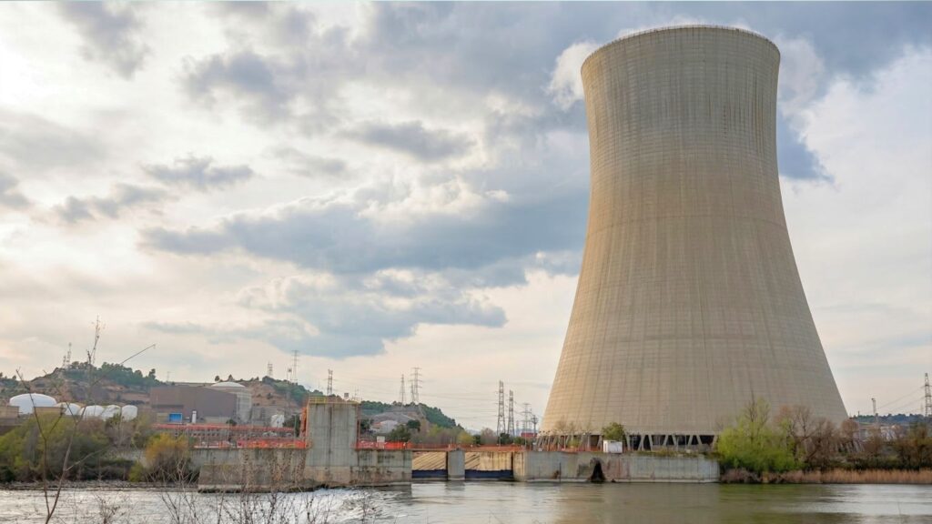 Torre de refrigeració de la central nuclear d'Ascó al costat del riu Ebre a la Ribera d'Ebre.