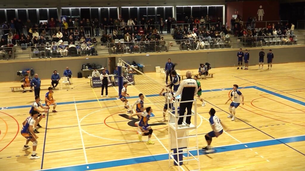 Jugadors del CV Roquetes en un partit de voleibol al pavelló municipal de Roquetes, Baix Ebre.