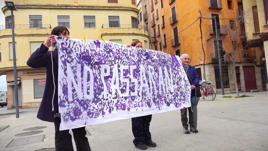 Membres del col·lectiu Males Herbes subjectant una pancarta pel 8M a Tortosa, Terres de l'Ebre.