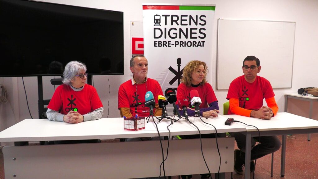 Cinta Galiana de la Plataforma Trens Dignes durant la roda de premsa a Tortosa