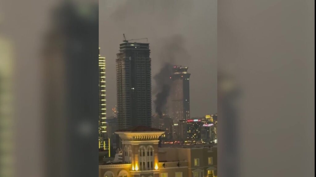 Un ebrenc resident a Dubai: «És una situació estranya, però estem calmats» Fum negre sortint d'un gratacel a Dubai durant la crisi bèl·lica a l'Orient Mitjà