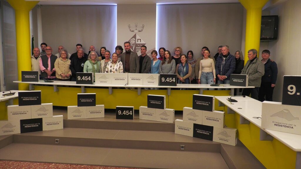 Representants municipals i veïns de Deltebre amb caixes d'al·legacions contra l'atermenament al Baix Ebre.