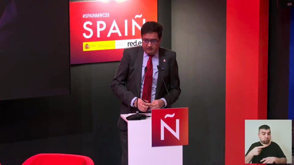 El ministre Óscar López durant la seua intervenció al Mobile World Congress parlant sobre la gigafactoria d'IA a Móra la Nova.