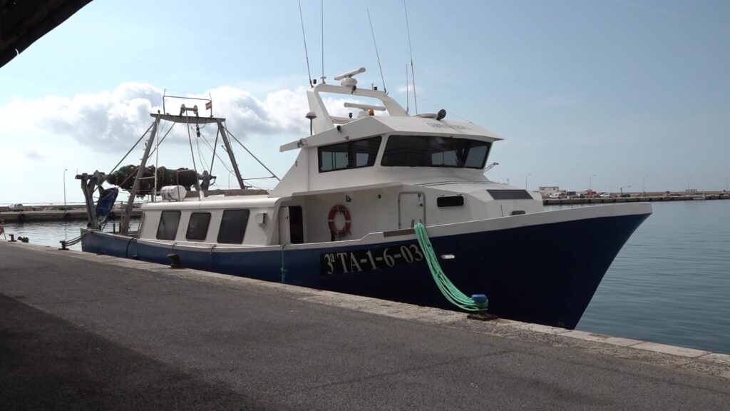 Embarcació de pesca d'arrossegament amarrada al port de la Ràpita, Terres de l'Ebre.