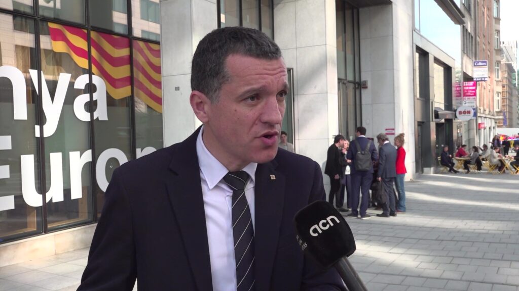 Òscar Ordeig, conseller d'Agricultura, en unes declaracions davant la seu de la Generalitat a Brussel·les sobre la pesca a Catalunya.