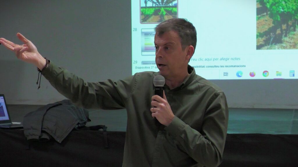 Francesc Mauri impartint una conferència sobre el canvi climàtic a Paüls, Baix Ebre.