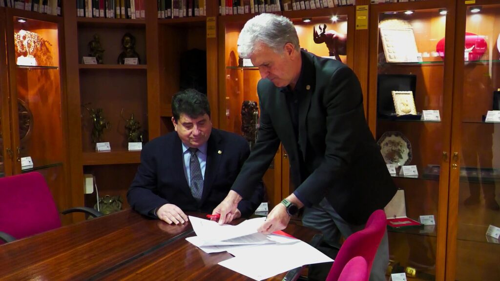 La Cambra de Comerç de Tortosa alerta de l’augment de costos que patiran les empreses a causa del conflicte Francesc Faiges i un altre directiu revisant documents a la seu de la Cambra de Comerç de Tortosa, Terres de l'Ebre.