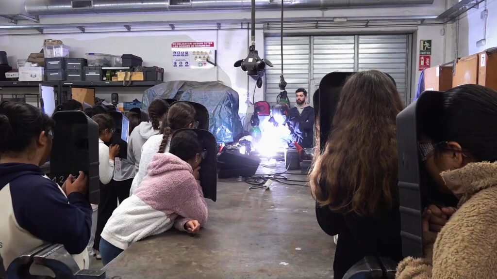 L’Institut Montsià impulsa el VII Girl’s Day per fomentar les vocacions tecnològiques entre les noies Alumnes de sisè de primària realitzant un taller de soldadura a l'Institut Montsià d'Amposta, al Montsià.