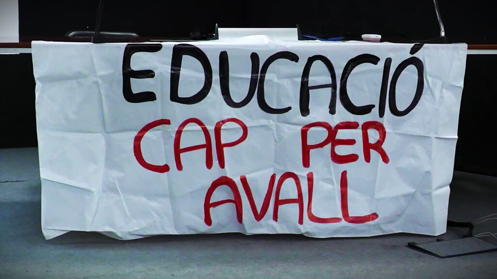 Els docents de les Terres de l’Ebre convoquen noves vagues el 17 i el 20 de març Pancarta reivindicativa amb el lema "Educació cap per avall" durant la III Assemblea d'Educadors de les Terres de l'Ebre.