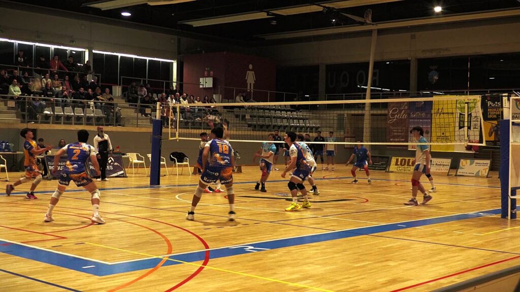 El CV Roquetes s’imposa a Sabadell i fa un pas endavant a la classificació Jugadors del CV Roquetes disputant un punt de voleibol al pavelló municipal de Roquetes, Baix Ebre.