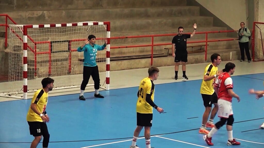 Partit d'handbol del sènior masculí del CE Tortosa al pavelló del Temple, Terres de l'Ebre.