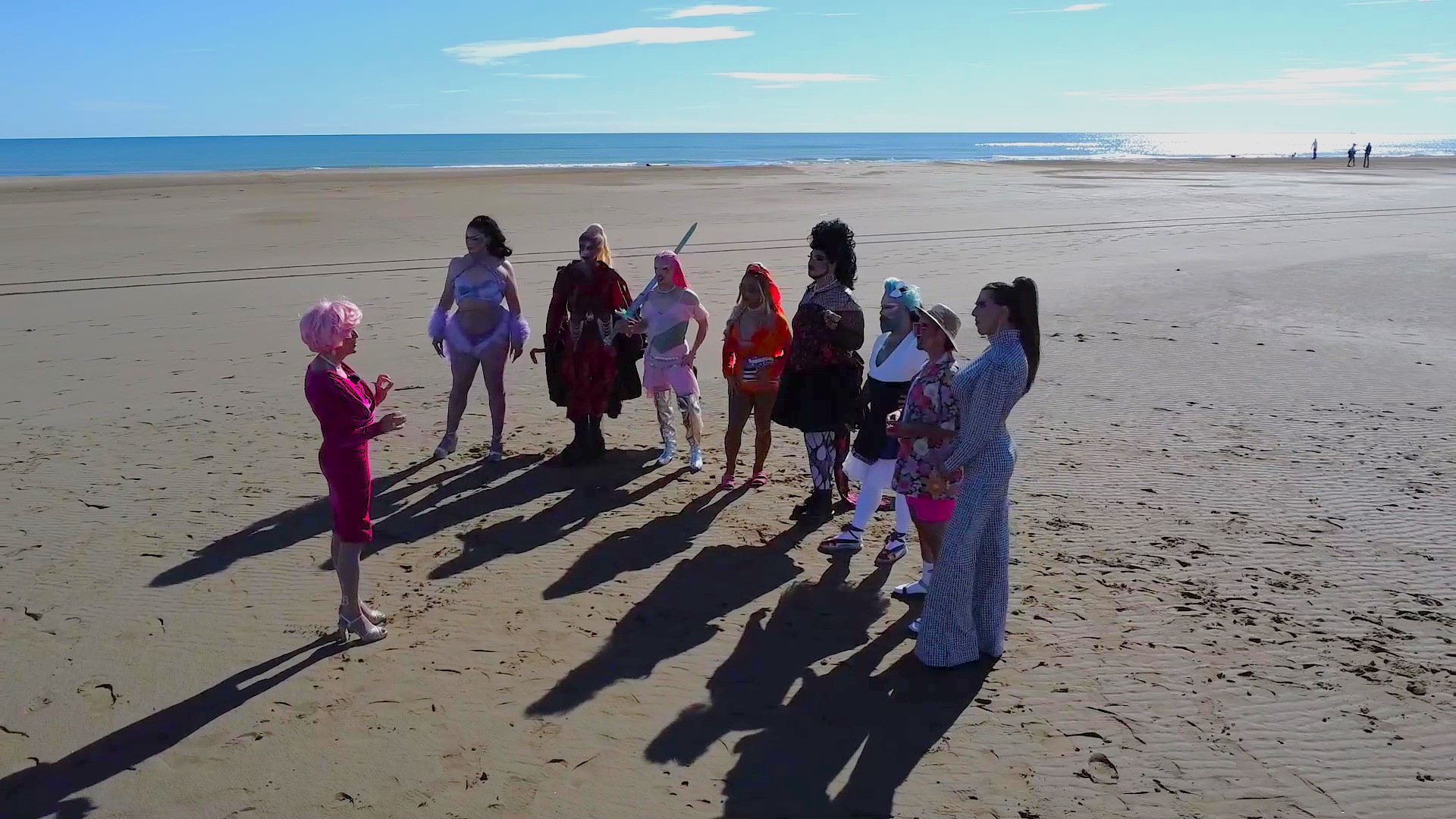 Membres del col·lectiu Delta Drag caminant per la sorra de la platja durant una jornada de neteja ambiental