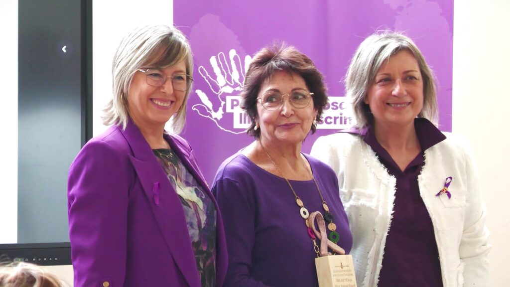 D'esquerra a dreta l'alcaldessa Mar Lleixà, la guardonada Pilar Bravo i la regidora Dolors Bel als Premis 8M de Tortosa, Baix Ebre.