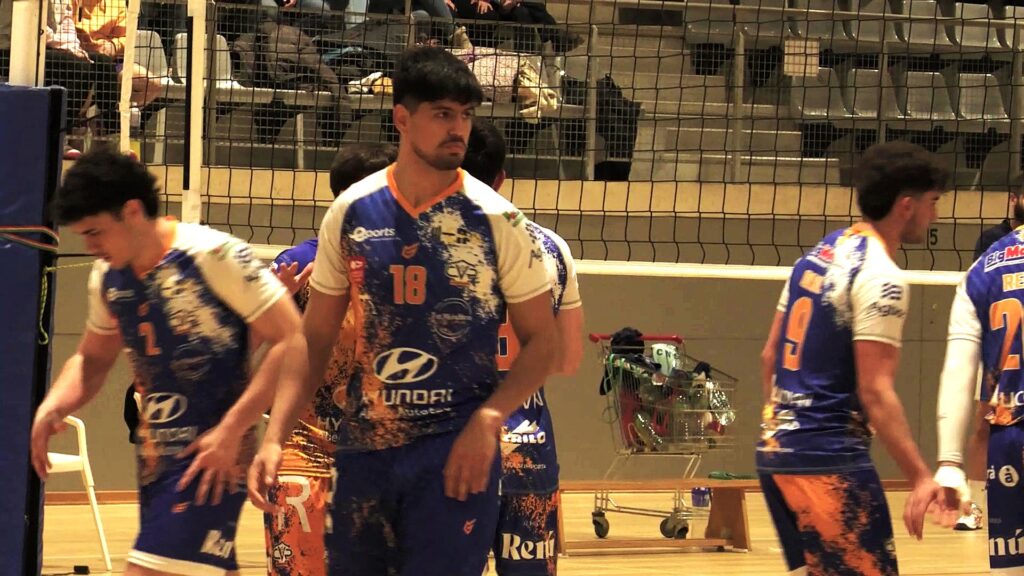 Jugadors del CV Roquetes durant un partit de voleibol a la pista del Víkings Vòlei Prat