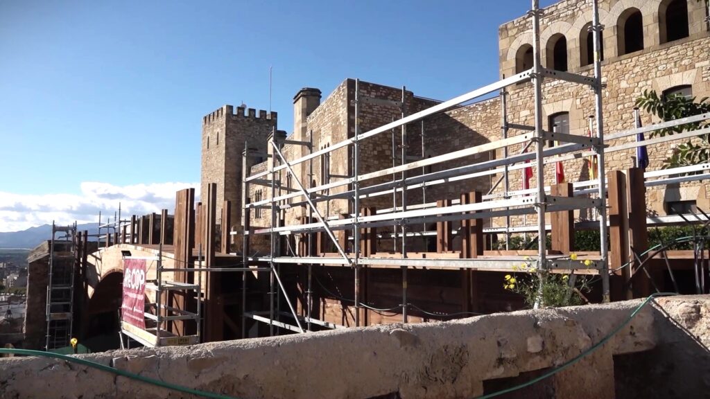 Bastides d'obra a la muralla del Parador de la Suda de Tortosa al Baix Ebre durant les actuacions prèvies de rehabilitació.