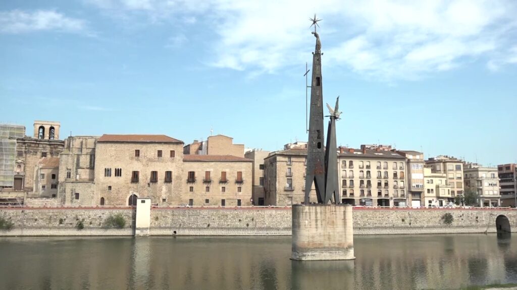Monument franquista al riu Ebre al seu pas per Tortosa, Baix Ebre.