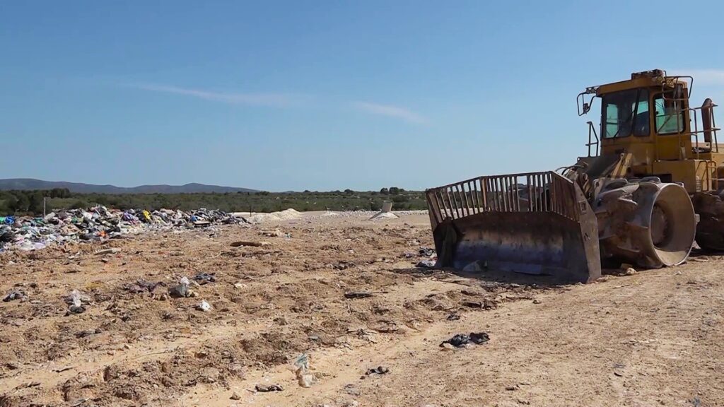 Maquinària pesant treballant a l'abocador del Mas de Barberans a les Terres de l'Ebre.